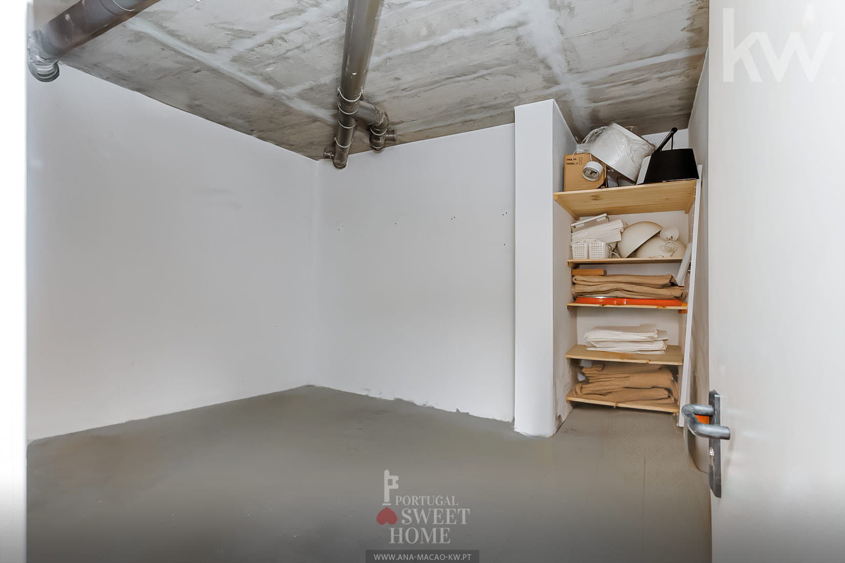 Arrecadação fechada (14 m²) no piso de garagem